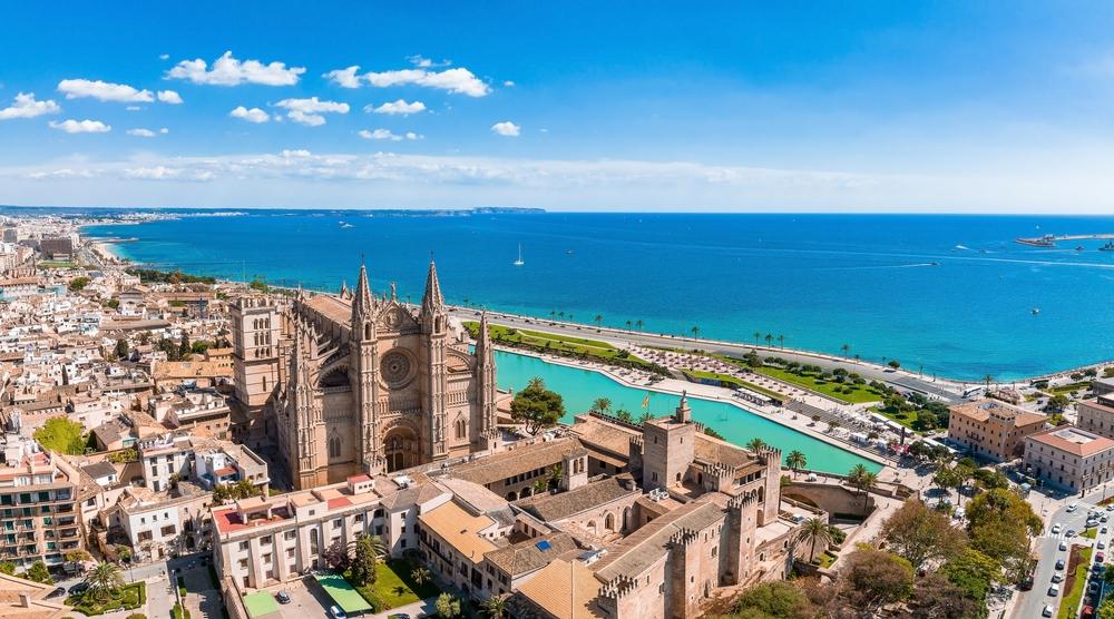 Vista aérea de La Seu, la catedral gótica medieval de Palma de Mallorca en España