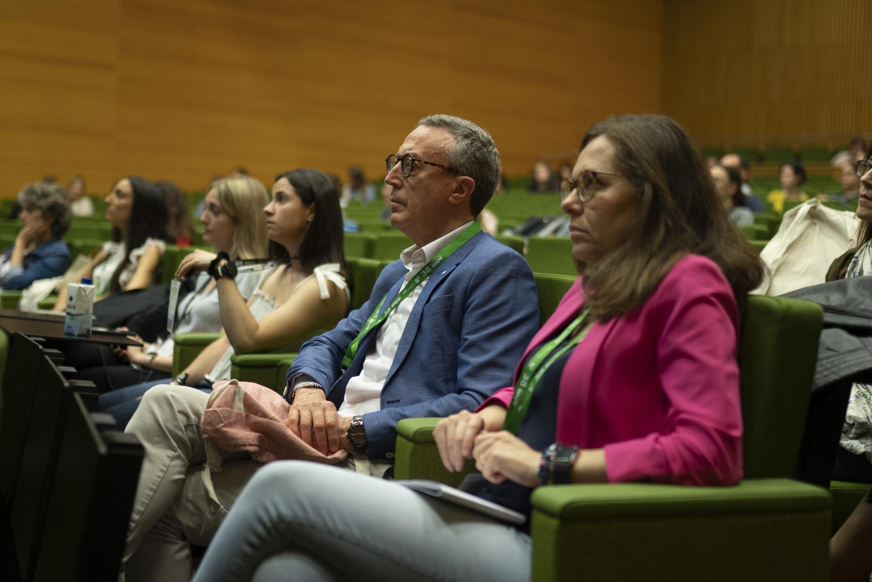 Personas escuchando una pinencia durante el congreso de SENPE 2023